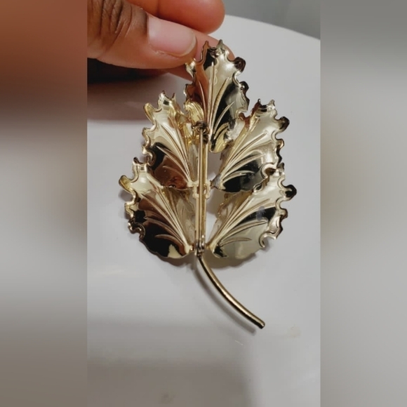 Vintage Maple Leaf Brooch Pin. 🌴 - Picture 2 of 5